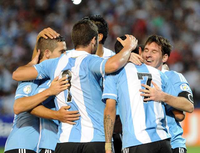 Argentina quiere conservar la punta en el último partido del año