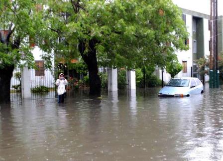 Las inundaciones por el temporal en Capital y el conurbano provocaron un muerto, evacuaciones y caos en transporte 