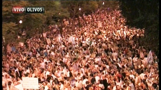 Una multititud se reúne frente a la quinta presidencial de Olivos (imagen TV) Una multititud se reúne frente a la quinta presidencial de Olivos (imagen TV)