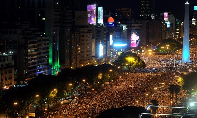 Multitudinario cacerolazo contra el Gobierno Nacional, en todo el país Multitudinario cacerolazo contra el Gobierno Nacional, en todo el país