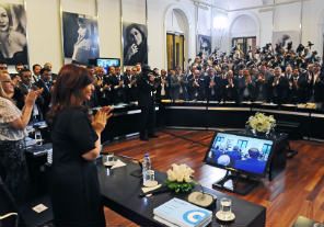 La presidenta Cristina Fernández de Kirchner con intendentes La presidenta Cristina Fernández de Kirchner con intendentes