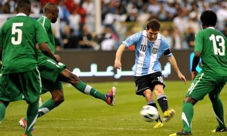 Messi enfrenta a los defensores de Arabia Messi enfrenta a los defensores de Arabia