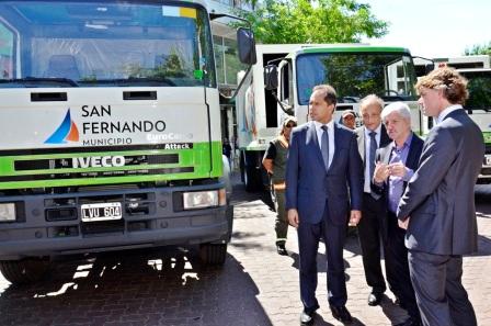 Andreotti presentó junto con el Gobernador Scioli los nuevos vehículos municipales de San Fernando Andreotti presentó junto con el Gobernador Scioli los nuevos vehículos municipales de San Fernando