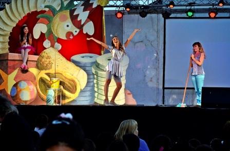Más de 400 chicos disfrutaron de la obra Los descuentos de Yoyó en la Plaza Infico 