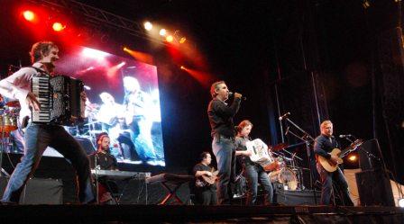 Troncos celebró su cumpleaños número 62 con un recital de Los Alonsitos