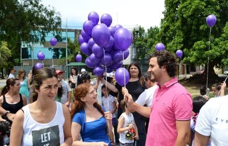 Santiago Cafiero junto a los vecinos de San Isidro contra la violencia de género Santiago Cafiero junto a los vecinos de San Isidro contra la violencia de género