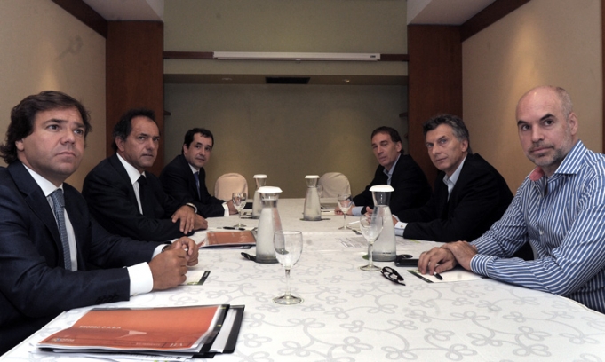 El gobernador bonaerense Daniel Scioli, y el jefe de gobierno porteño, Mauricio Macri, se reunieron este mediodía 