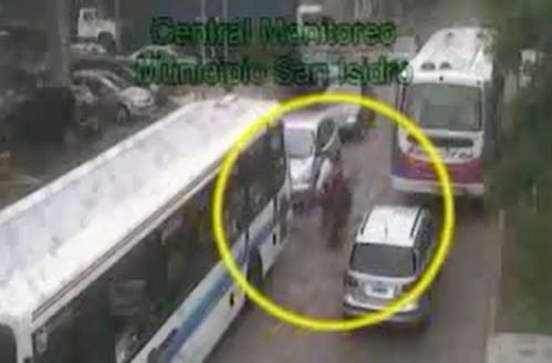 San Isidro: Provocó un grave accidente y lo detuvieron cuando huía en colectivo San Isidro: Provocó un grave accidente y lo detuvieron cuando huía en colectivo