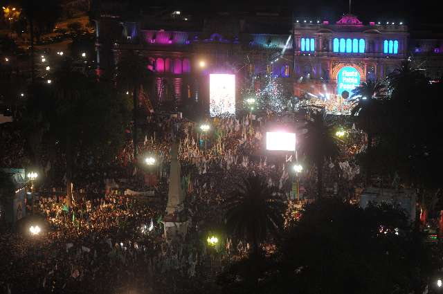 Con fuegos artificiales y recitales, una multitud celebró el Día de la Democracia en Plaza de Mayo 