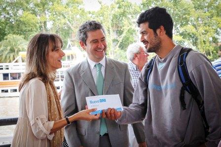 Malena Massa y Alvarez Echague entregan documentos a vecinos de las islas Malena Massa y Alvarez Echague entregan documentos a vecinos de las islas