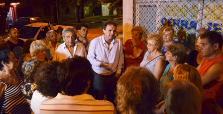 Katopodis supervisó trabajos de colocación de luminarias en Villa Maipú. Katopodis supervisó trabajos de colocación de luminarias en Villa Maipú.