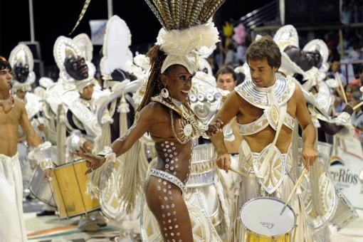 Gualeguaychú vivió su tercera noche de carnaval a puro brillo y pasión Gualeguaychú vivió su tercera noche de carnaval a puro brillo y pasión