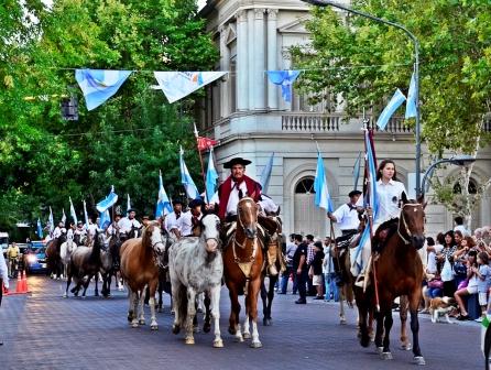 La Asociación Cultural Pasos Sanmartinianos marchó a caballo por San Fernando, de camino a San Lorenzo La Asociación Cultural Pasos Sanmartinianos marchó a caballo por San Fernando, de camino a San Lorenzo