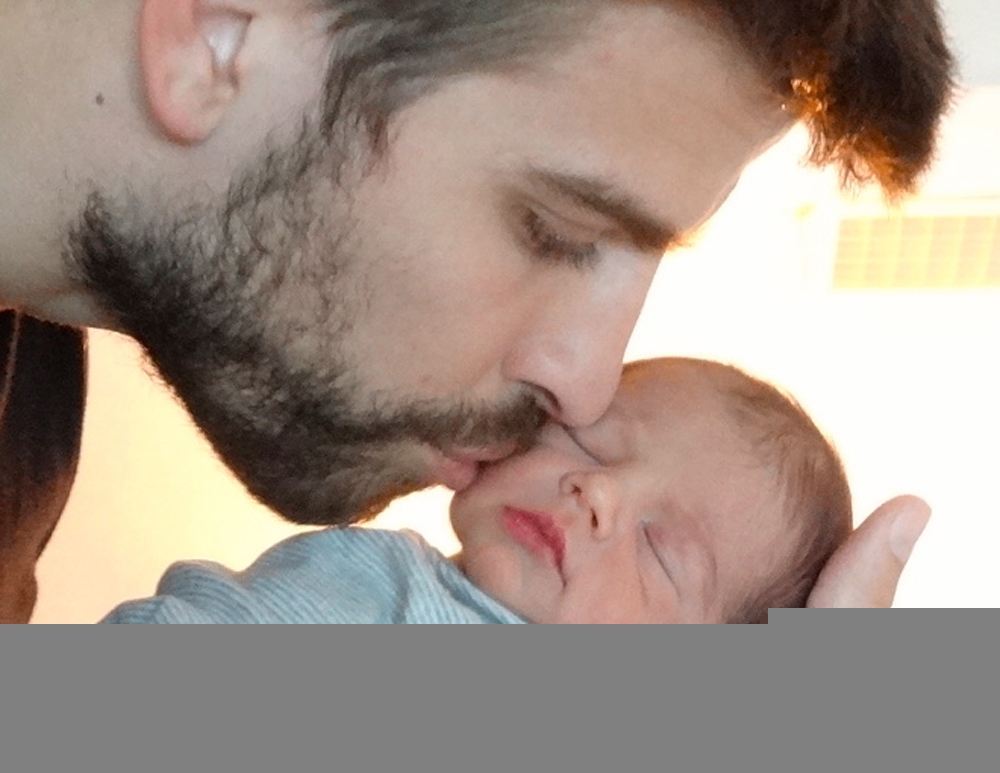 Shakira y Piqué difundieron la primera foto de su hijo con un fin solidario Shakira y Piqué difundieron la primera foto de su hijo con un fin solidario