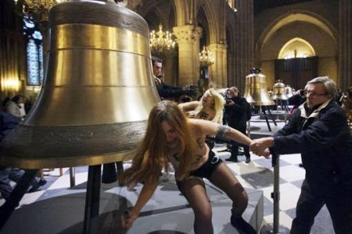 Feministas celebraron la dimisión de Benedicto XVI desnudándose en la iglesia francesa de Notre Dame Feministas celebraron la dimisión de Benedicto XVI desnudándose en la iglesia francesa de Notre Dame