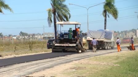 Avanzan las obras de pavimentación en el Boulevard de Todos los Santos