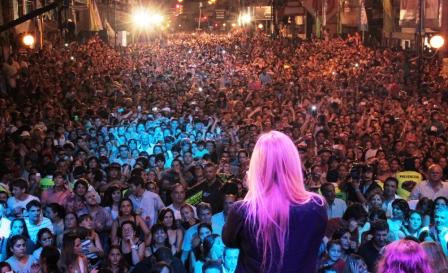 45000 personas colmaron el corsódromo de Munro y vibraron con Karina 