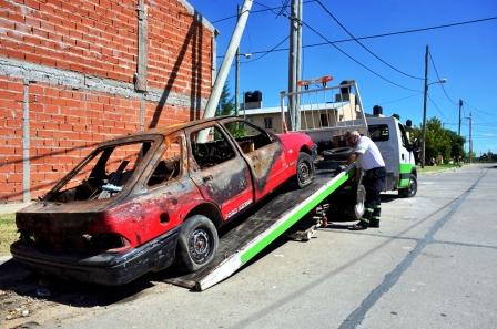 Realizan trabajos de levantamiento de vehículos abandonados en las calles de San Fernando Realizan trabajos de levantamiento de vehículos abandonados en las calles de San Fernando