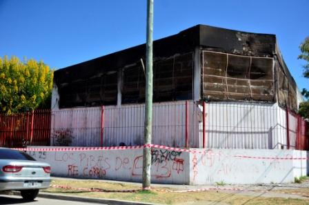 Consejo Escolar y autoridades provinciales visitaron la Escuela Nº 5 de Virreyes que fue incendiada Consejo Escolar y autoridades provinciales visitaron la Escuela Nº 5 de Virreyes que fue incendiada