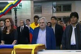 Cristina Fernández manifestó su “profundo pesar” por la muerte de Chávez, al participar de funeral en Caracas Cristina Fernández manifestó su “profundo pesar” por la muerte de Chávez, al participar de funeral en Caracas