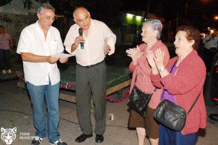 El presidente del HCD de Tigre, Dr. Julio Zamora acompañó al Concejal Figueroa y a la Agrupación 4 de Junio en la apertura de un nuevo local que asesorará a los vecinos. El presidente del HCD de Tigre, Dr. Julio Zamora acompañó al Concejal Figueroa y a la Agrupación 4 de Junio en la apertura de un nuevo local que asesorará a los vecinos.