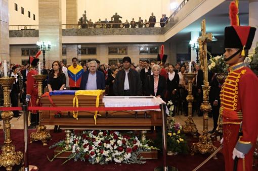 La presidenta Cristina Fernández de Kirchner destacó hoy que la memoria del fallecido mandatario Hugo Chávez vive ahora en todos y cada uno de los venezolanos La presidenta Cristina Fernández de Kirchner destacó hoy que la memoria del fallecido mandatario Hugo Chávez vive ahora en todos y cada uno de los venezolanos