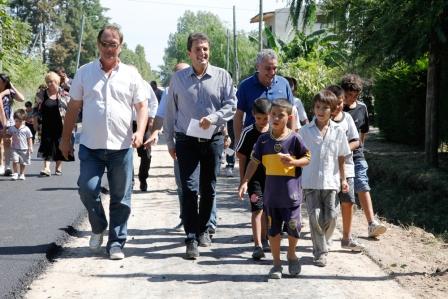 Massa recorrió nuevos asfaltos vecinales Massa recorrió nuevos asfaltos vecinales