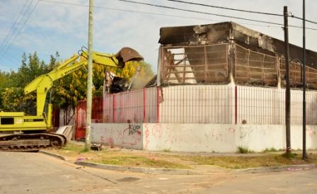 Comenzó la demolición de la Escuela Nº5 incendiada en San Fernando Comenzó la demolición de la Escuela Nº5 incendiada en San Fernando