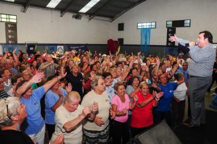 Más de 10.000 personas que forman parte de la Tercera Edad, participan activamente a lo largo del año en los 15 polideportivos municipales Más de 10.000 personas que forman parte de la Tercera Edad, participan activamente a lo largo del año en los 15 polideportivos municipales