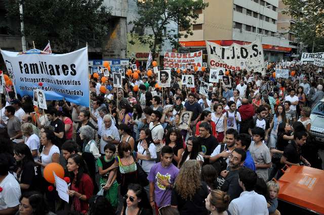 El recuerdo del golpe reunióa una multitud en la Plaza de Mayo El recuerdo del golpe reunióa una multitud en la Plaza de Mayo