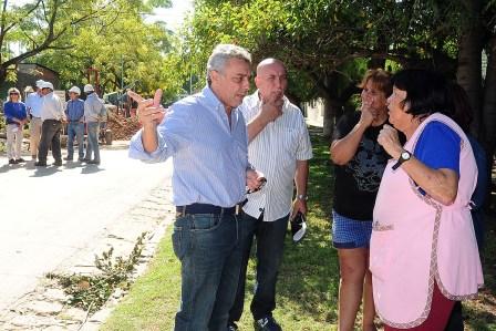 Más obras cloacales para los vecinos de Don Torcuato - Zamora y Grandoni con vecinos