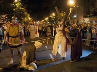 Una multitud de fieles participó del Via Crucis hacia Plaza de Mayo Una multitud de fieles participó del Via Crucis hacia Plaza de Mayo