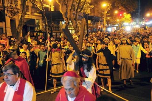 Una multitud de fieles participó del Via Crucis hacia Plaza de Mayo Una multitud de fieles participó del Via Crucis hacia Plaza de Mayo
