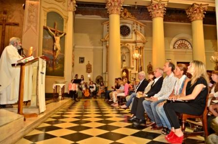 El Intendente Luis Andreotti, junto a cientos de fieles, presenció la misa de Pascua en la colmada Parroquia Nuestra Señora de Aránzazu El Intendente Luis Andreotti, junto a cientos de fieles, presenció la misa de Pascua en la colmada Parroquia Nuestra Señora de Aránzazu