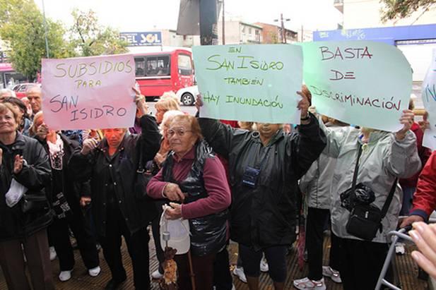 Jubilados portestaron en San Isidro porque no acceden al subsidio nacional por el temporal Jubilados portestaron en San Isidro porque no acceden al subsidio nacional por el temporal