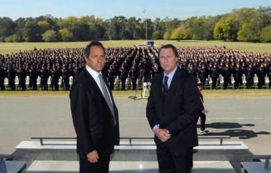 Scioli dijo a miles de nuevos policías que serán sus “compañeros de trabajo contra la inseguridad” Scioli dijo a miles de nuevos policías que serán sus “compañeros de trabajo contra la inseguridad”