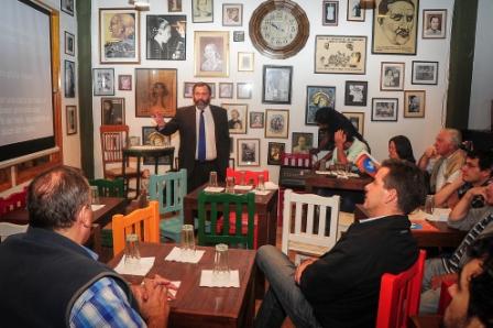 el Director Nacional del Antártico, Mariano Memolli, visitó el bar político y artístico 