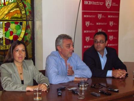 Alejandra Nardi, Julio Zamora y Ariel Arnedo en el HCD de Tigre Alejandra Nardi, Julio Zamora y Ariel Arnedo en el HCD de Tigre