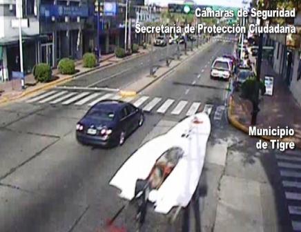 Una lancha embistió a un peatón en pleno centro de Tigre Una lancha embistió a un peatón en pleno centro de Tigre