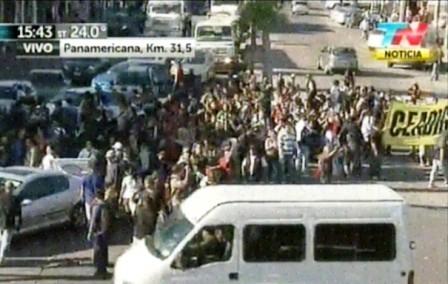Con un fuerte despliegue de Gendarmería, trabajadores de la autopartista Lear intentan cortar Panamericana Con un fuerte despliegue de Gendarmería, trabajadores de la autopartista Lear intentan cortar Panamericana