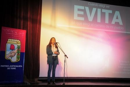 Alejandra Nardia en el acto donde se recordó a Evita a 94 años de su nacimiento Alejandra Nardia en el acto donde se recordó a Evita a 94 años de su nacimiento