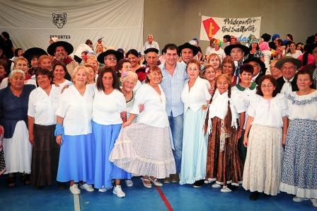 Los abuelos de Tigre siguen disfrutando de más bailes de integración Los abuelos de Tigre siguen disfrutando de más bailes de integración