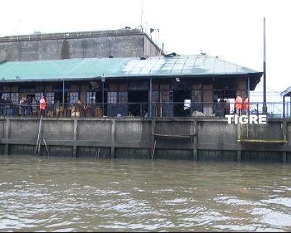 Los Bomberos de Tigre contuvieron el incendio de tres locales del Puerto de Frutos Los Bomberos de Tigre contuvieron el incendio de tres locales del Puerto de Frutos