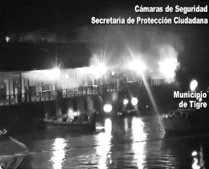 Los Bomberos de Tigre contuvieron el incendio de tres locales del Puerto de Frutos Los Bomberos de Tigre contuvieron el incendio de tres locales del Puerto de Frutos