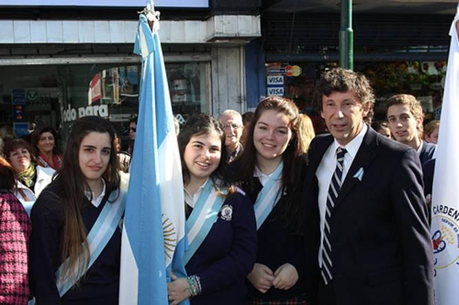 Posse con alumnas en el acto del 25 de Mayo Posse con alumnas en el acto del 25 de Mayo