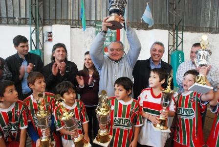 La Copa 25 de Mayo celebró la fecha patriótica coronando al Club Deportivo Tigre La Copa 25 de Mayo celebró la fecha patriótica coronando al Club Deportivo Tigre