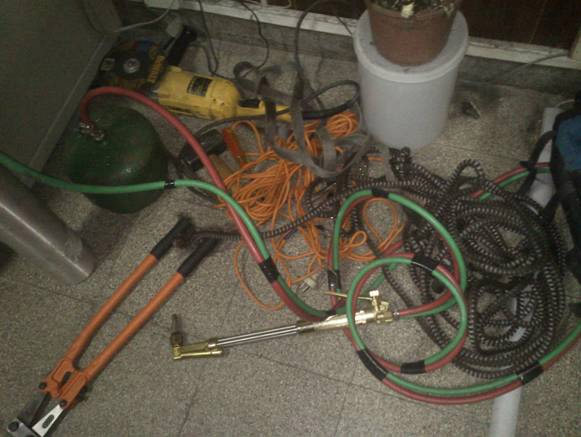 Herramientas incautadas que se usaron para hacer el boquete Herramientas incautadas que se usaron para hacer el boquete