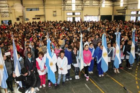 Alumnos de cuarto grado de San Isidro realizaron su promesa a la Bandera