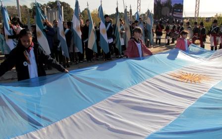 Se homenajeó a Manuel Belgrano y 1400 alumnos de Vicente López prometieron su lealtad a la bandera Se homenajeó a Manuel Belgrano y 1400 alumnos de Vicente López prometieron su lealtad a la bandera