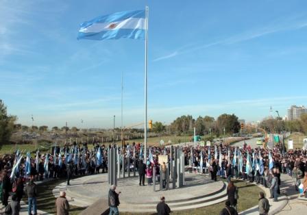 Se homenajeó a Manuel Belgrano y 1400 alumnos de Vicente López prometieron su lealtad a la bandera Se homenajeó a Manuel Belgrano y 1400 alumnos de Vicente López prometieron su lealtad a la bandera